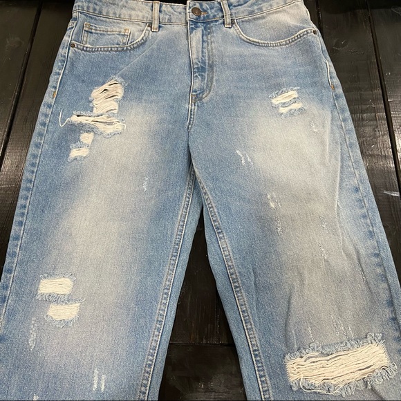 Forever 21 Denim Mom Fit Light Wash Distressed Jeans Size 30 NWT - Picture 3 of 7